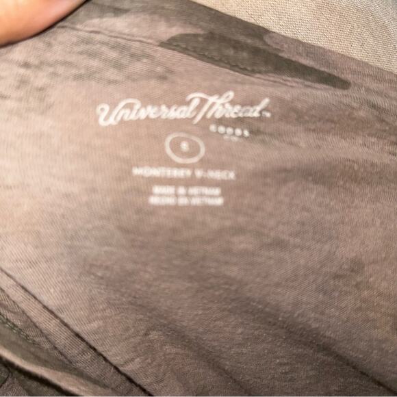 UNIVERSAL THREAD CO Camouflage V-neck T-Shirt Women’s Size Small - Picture 7 of 7